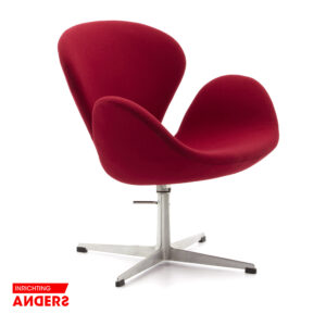 Arne Jacobsen Fritz Hansen Swan Chair kleur rood Inrichting Anders Nieuwe en Tweedehands Designmeubels