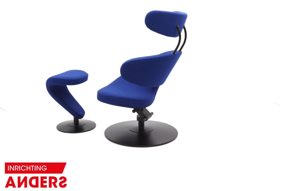 Varier (Stokke) peel kleur blauw met hocker Inrichting Anders Nieuwe en Tweedehands Designmeubels